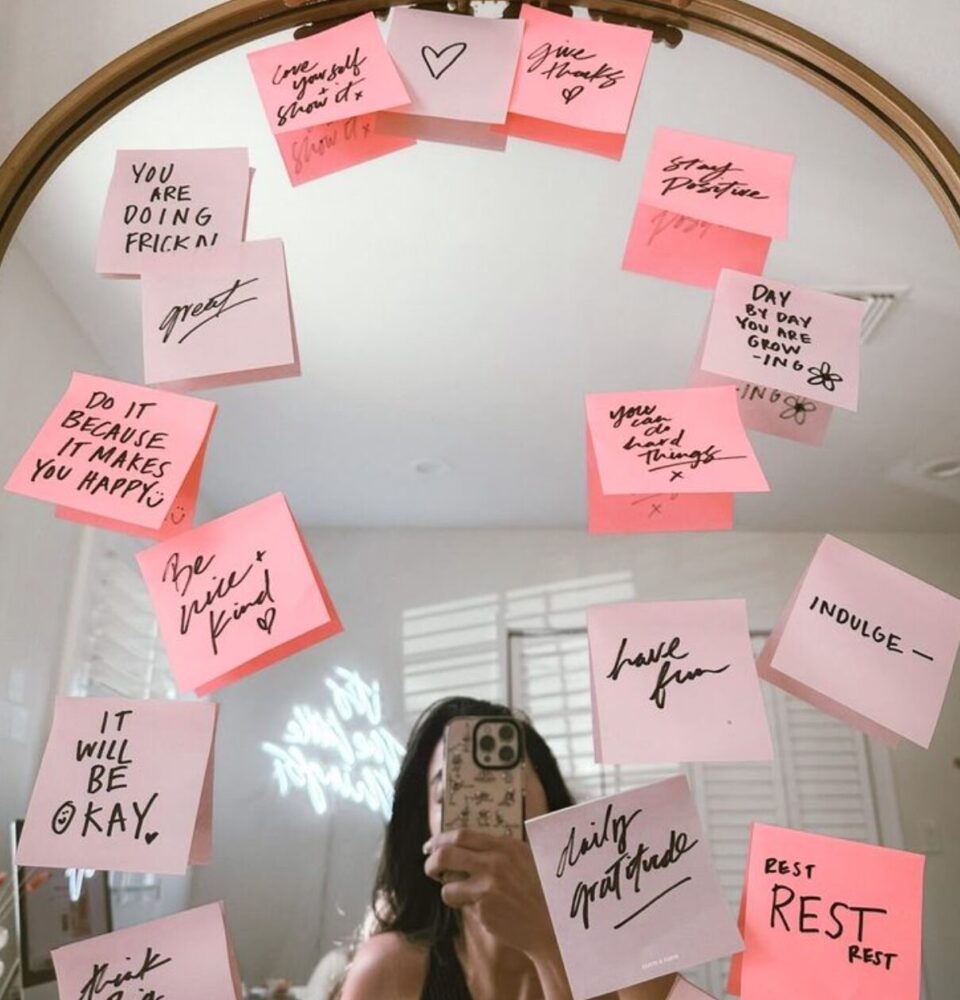 Mantra je krátka veta alebo slovo, ktoré si opakujeme vedome – nahlas alebo v tichu. Jej sila nie je v dokonalom znení, ale v pravidelnosti a zámere.